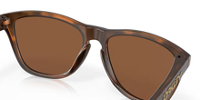 טען תמונה לגלריה, משקפי שמש Oakley Frogskins OO9013 Prizm Tungsten – 2