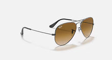 טען תמונה לגלריה, משקפי שמש Ray-Ban Aviator RB3025 – Gunmetal / עדשות חומות מדורגות (004/51)
