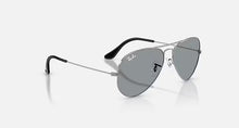 טען תמונה לגלריה, משקפי שמש Ray-Ban Aviator Classic RB3025 – Gunmetal / עדשות אפורות (004/R5)
