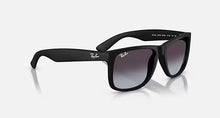 טען תמונה לגלריה, משקפי שמש Ray-Ban Justin RB4165 – שחור מט / עדשות אפורות מדורגות (601/8G)
