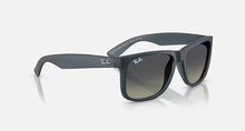 טען תמונה לגלריה, משקפי שמש Ray-Ban Justin RB4165 – כחול מט / עדשות אפורות מדורגות (681311)
