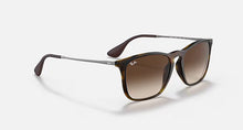 טען תמונה לגלריה, משקפי שמש Ray-Ban Chris RB4187 – הוואנה מט / עדשות חומות מדורגות (856/13)
